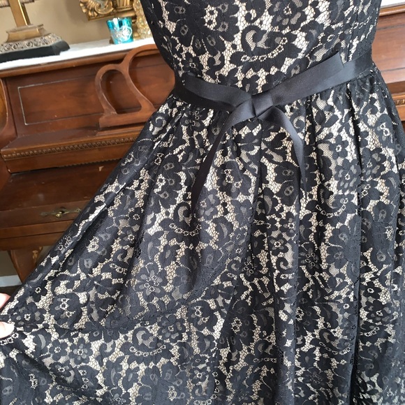 Black Lace Sweatheart Strapless Fit&Flare Dress - Picture 4 of 8